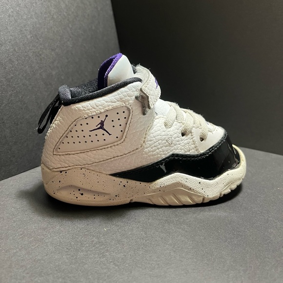 I’m am trying to sell my sons slightly used Jordan shoes - Picture 2 of 4